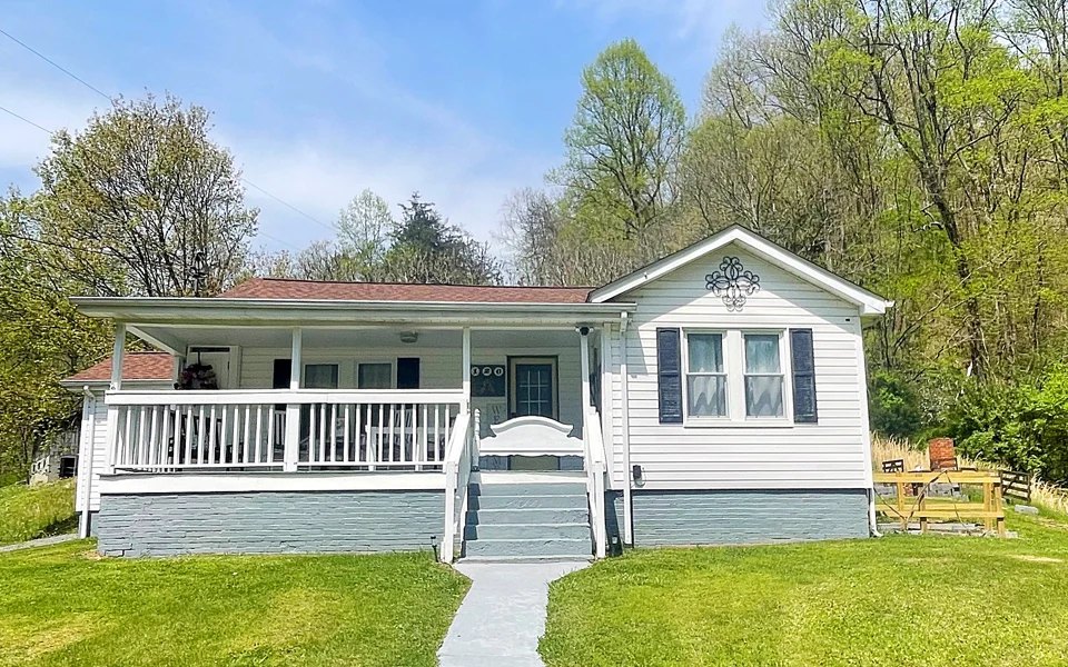 Mamaw's House by Little House Hosting